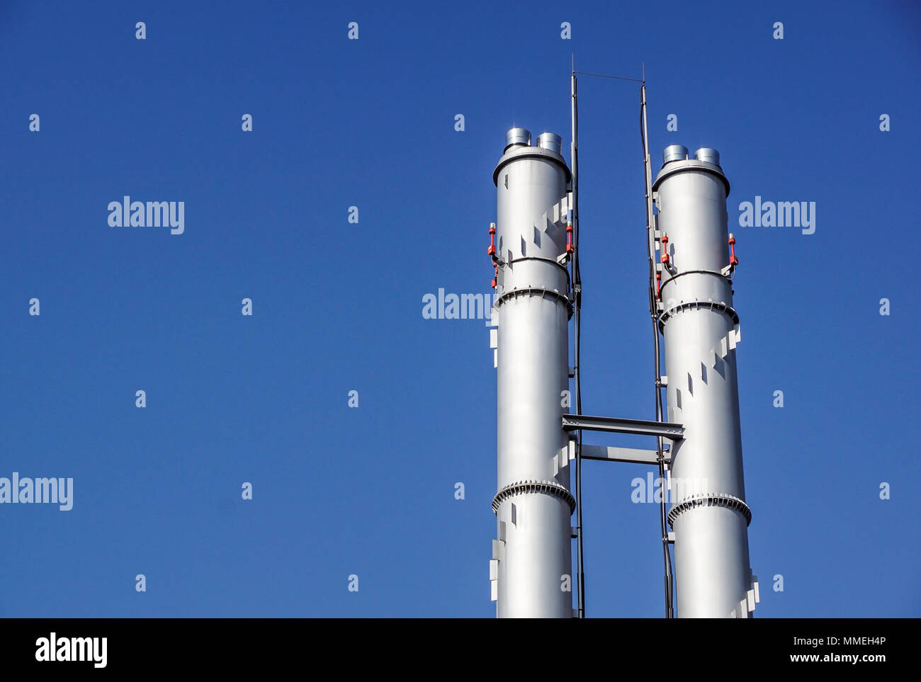 Torre Canne fumarie .impianto petrolchimico dettaglio zona industriale Foto Stock