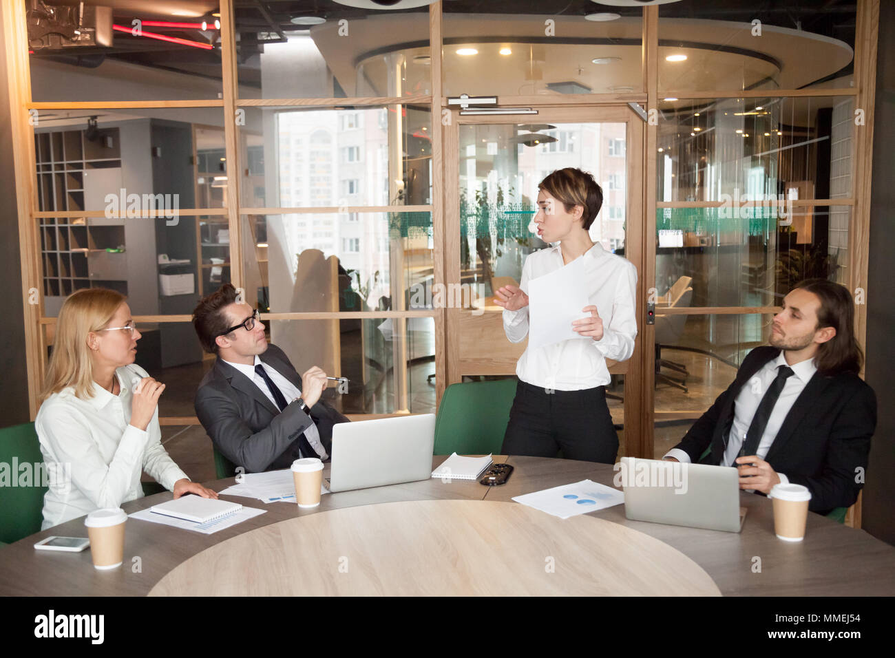 Imprenditrice la presentazione di documenti o di parlare di business res Foto Stock