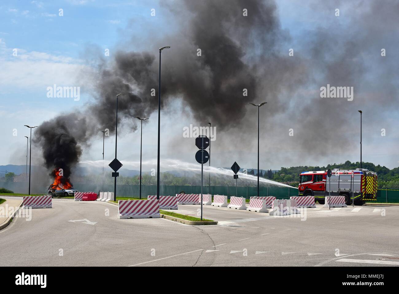 Vigili del fuoco assegnata a U.S. Presidio militare in Italia, durante la risposta di Lion 2018 esercizio, il Vicenza Comunità militare ha condotto la sua piena scala risposta Lion '18 esercita sulla Caserma del Din, l'Italia, 9 maggio 2018, 9 maggio 2018. Lo scopo della formazione annuale esercizio era di testare e convalidare il vigore di Protezione e di gestione di emergenza Piani e procedure in risposta ad una situazione di emergenza. (U.S. Esercito foto di Paolo Bovo). () Foto Stock Vigili del fuoco assegnata a U.S. Presidio militare in Italia, durante la risposta di Lion 2018 esercizio, il Vicenza Comunità militare ha condotto la sua piena scala risposta Lion '18 esercita sulla Caserma del Din, l'Italia, 9 maggio 2018, 9 maggio 2018. Lo scopo della formazione annuale esercizio era di testare e convalidare il vigore di Protezione e di gestione di emergenza Piani e procedure in risposta ad una situazione di emergenza. (U.S. Esercito foto di Paolo Bovo). () Foto Stock