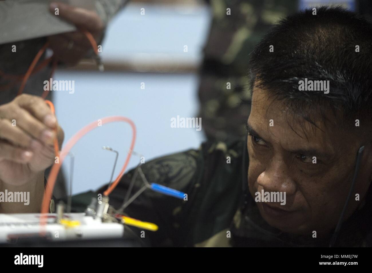 Philippine Air Force Senior Master Sgt. Richard Lucban, sovrintendente, Ufficio dell'assistente capo del personale dell'aria per la comunicazione elettronica e i sistemi di informazione, utilizza un fuso a caldo in forno a terminare cavo a fibra ottica durante una fibra ottica classe di terminazione come parte di esercizio Balikatan a Clark Air Base, Filippine, 9 maggio 2018, 9 maggio 2018. Esercizio Balikatan, nella sua trentaquattresima iterazione è un annuale U.S.-militari filippini esercizio di formazione incentrati su una varietà di missioni, comprese la fornitura di assistenza umanitaria e di soccorso in caso di catastrofe, la lotta contro il terrorismo e altri combinato operazioni militari hel Foto Stock