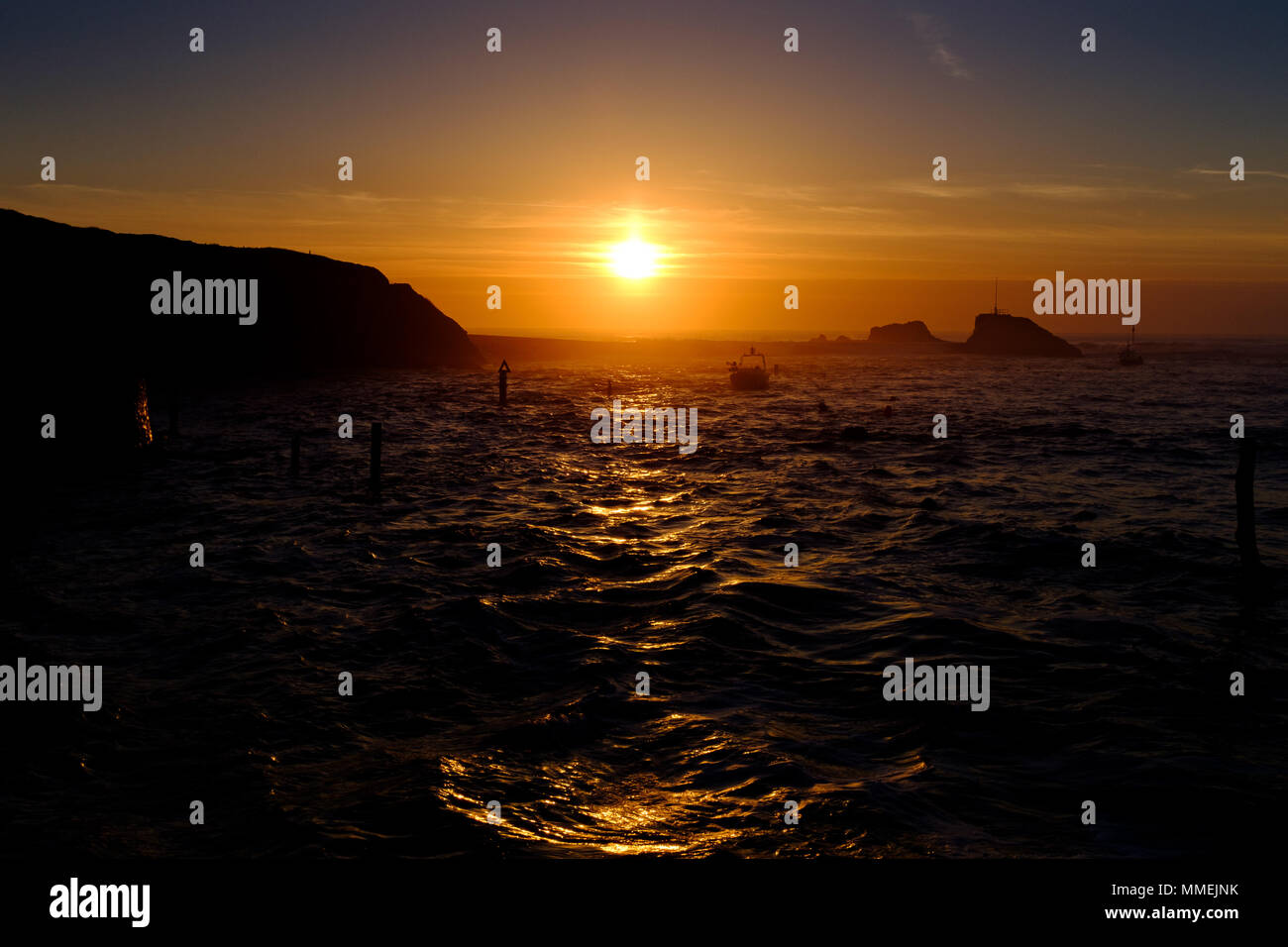 Tramonto d'oro che guarda al mare in Bude, Cornwall Foto Stock