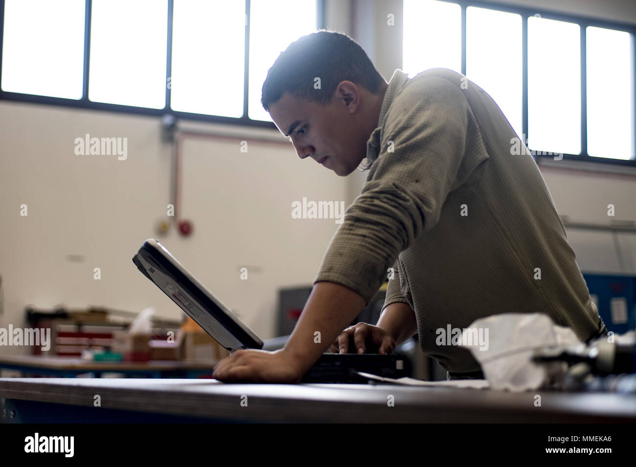 Stati Uniti Air Force Airman 1. Classe Jonathan Santiago, 86squadrone manutenzione Aerospace Ground Equipment artigiano, guarda le istruzioni per la manutenzione di un pezzo di equipaggiamento all'età facility su Ramstein Air Base, Germania, 25 ottobre 2017. Il settore aerospaziale apparecchiature a terra i tecnici lavorano con molte unità variabile da base a base a seconda della missione. (U.S. Air Force foto di Senior Airman Devin Boyer) Foto Stock