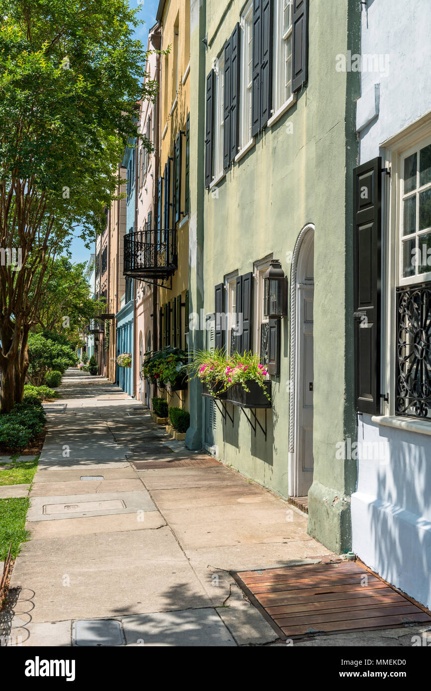 Estate Street - una tranquilla mattinata estiva alla Rainbow Row - una serie di colorati e ben conservato centro storico georgiano case di riga in Charleston, Sc, STATI UNITI D'AMERICA. Foto Stock