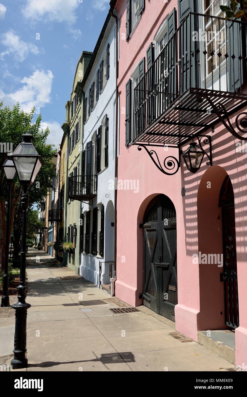 Rainbow Row - Summer View di Rainbow Row, una serie di ben conservati storico georgiano case a schiera in East Bay Street, nel centro cittadino di Charleston, Sc, STATI UNITI D'AMERICA. Foto Stock