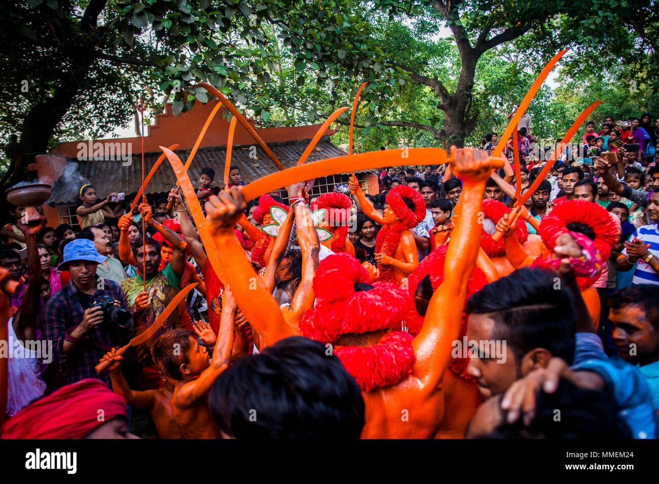 Bengalese devoti indù aveva visto celebrare Lal festival Kach applicando il colore rosso sul loro viso durante l'ultimo giorno del mese in Bengali in Munshigonj. Foto Stock