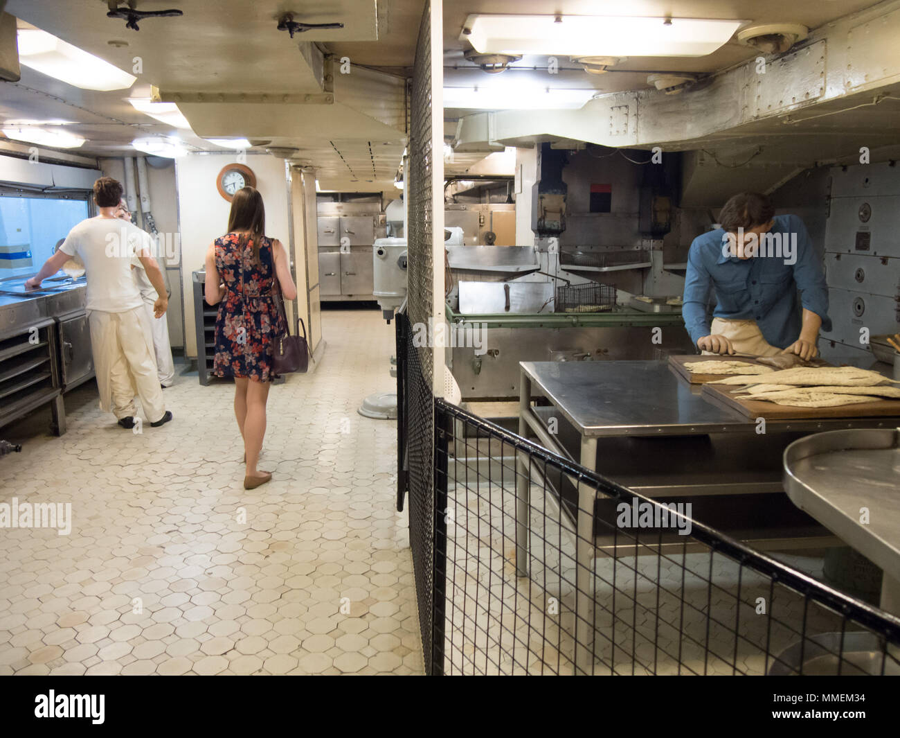 HMS Belfast, una città classe incrociatore leggero, ormeggiata nel fiume Tamigi, aperto al pubblico, parte del museo imperiale della guerra. Galley. Foto Stock
