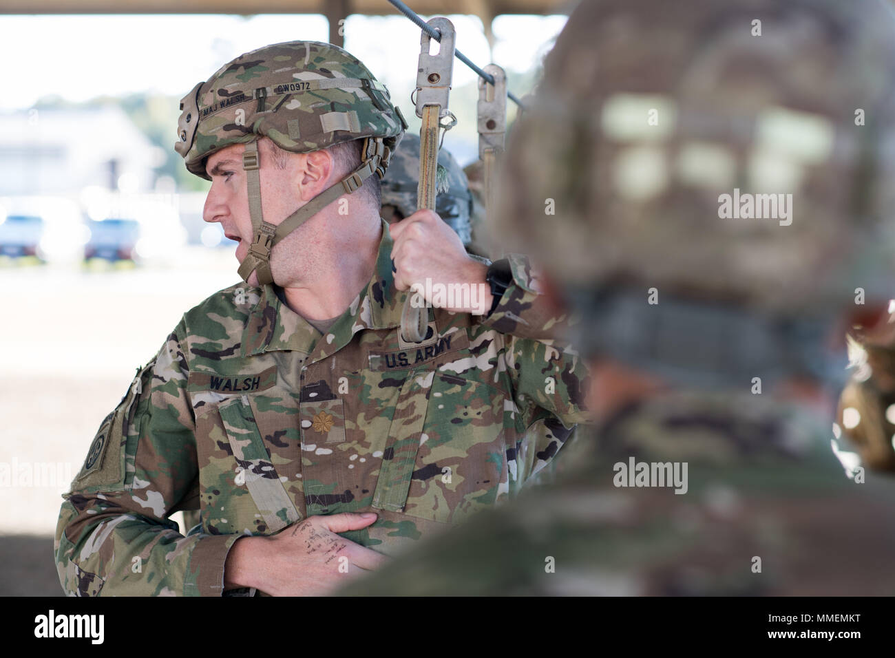 Papa Army Airfield, N.C. - Esercito Il Mag. Chris Walsh, ottantaduesima Airborne Division Artillery operations officer, grida le direzioni ai compagni di paracadutisti durante la preparazione per la notte le operazioni di formazione a rampa verde qui ott. 26. Personale di volo e di aeromobili da 317Airlift Wing a Dyess è volato missioni al di fuori del campo di Papa tutta la settimana con il supporto dalla 43d Aria Mobilità gruppo Operations qui, garantendo la disponibilità di aviatori e soldati America di supporto globale della Forza di risposta. (U.S. Air Force foto/Marc Barnes) Foto Stock