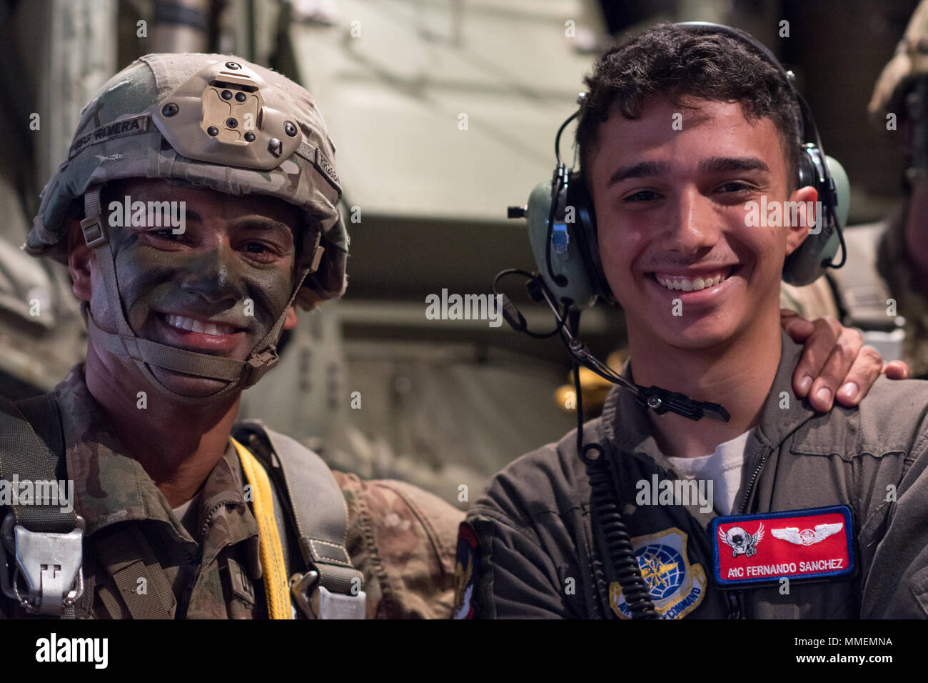 Papa Army Airfield, N.C. - Airman 1. Classe Fernando Sanchez (a destra), un 39th Airlift Squadron loadmaster da Dyess Air Force Base in Texas in posa per una foto con un soldato nell'ottantaduesima Divisione Aerotrasportata qui mentre si è in attesa di lanciare un C-130J Hercules durante le operazioni notturne sulla rampa verde qui ott. 26. Gli equipaggi e i velivoli dalle 317Airlift Wing a Dyess è volato missioni al di fuori del campo di Papa tutta la settimana con il supporto dalla 43d Aria Mobilità gruppo Operations qui, garantendo la disponibilità di aviatori e soldati America di supporto globale della Forza di risposta. (U.S. Air Force foto/Marc Barnes) Foto Stock