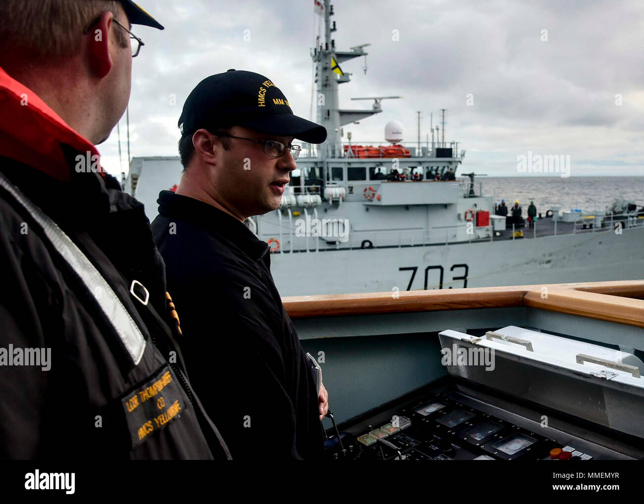 Mare CHUKCHI- Quartermaster 1a classe Daniel Wilson conns la Kingston-class dragamine HMCS Yellowknife (MM 706) sotto le istruzioni del tenente La Cmdr. Donald Thompson-Greiff, comming officer, durante un esercizio di traino con HMCS Edmonton (MM 703). Yellowknife è distribuito come supporto di funzionamento limpido, una routine sorveglianza nazionale e il funzionamento di presenza in Canada Maritime e terreni di domini. (U.S. Foto di Marina di Massa lo specialista di comunicazione 2a classe Travis Litke) Foto Stock