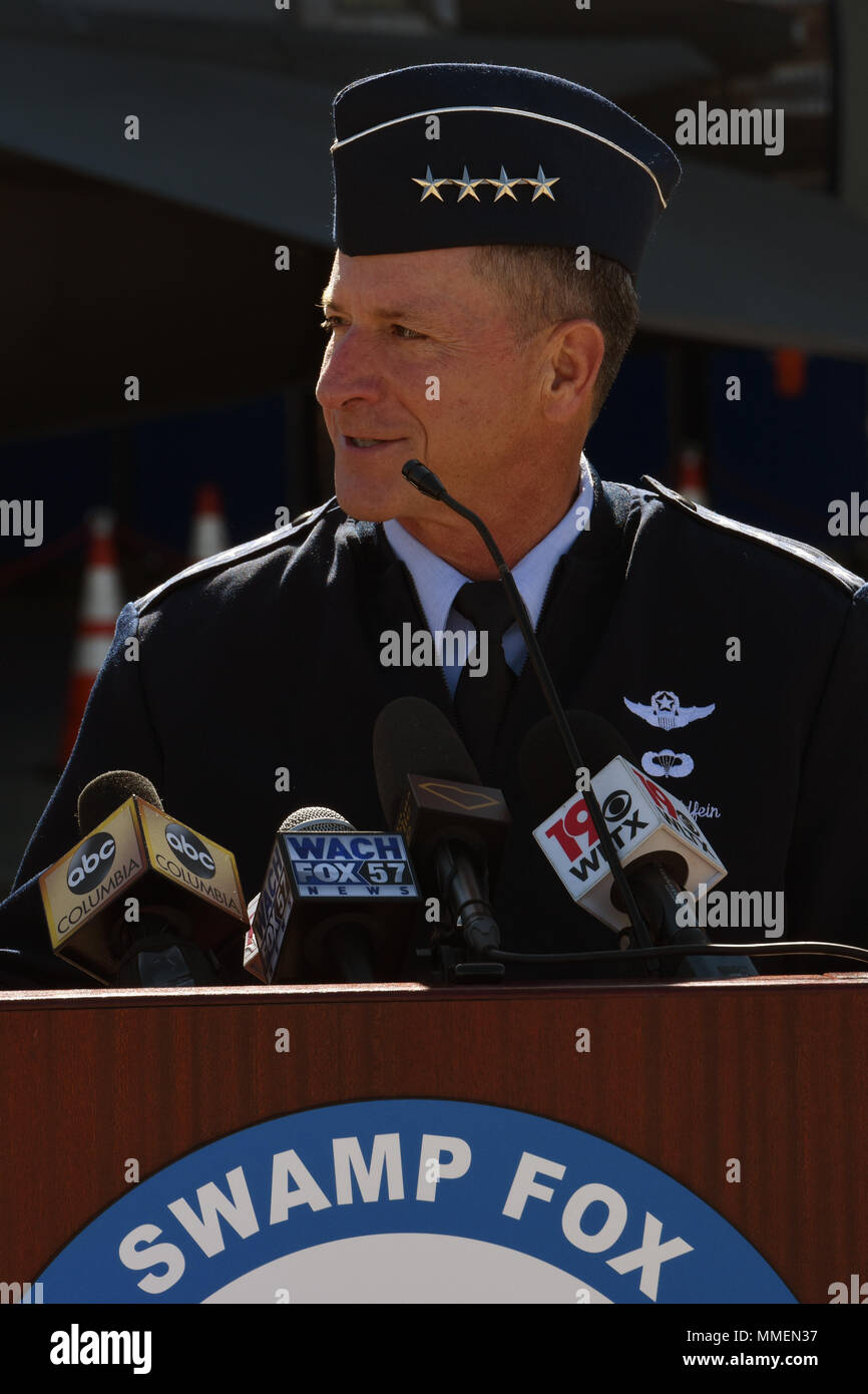 Stati Uniti Air Force capo del personale gen. David L. Goldfein risponde alle domande dei media di fronte alle principali hangar della Carolina del Sud Air National Guard's 169Fighter Wing durante una visita a McEntire comune di Guardia Nazionale Base, S.C., Ottobre 27, 2017. Questo è stato Goldfein la prima visita a McEntire JNGB come capo del personale per soddisfare con gli avieri e senior S.C. Aria e l esercito nazionale Guard leader. (U.S. Air National Guard foto di Senior Master Sgt. Edward Snyder) Foto Stock