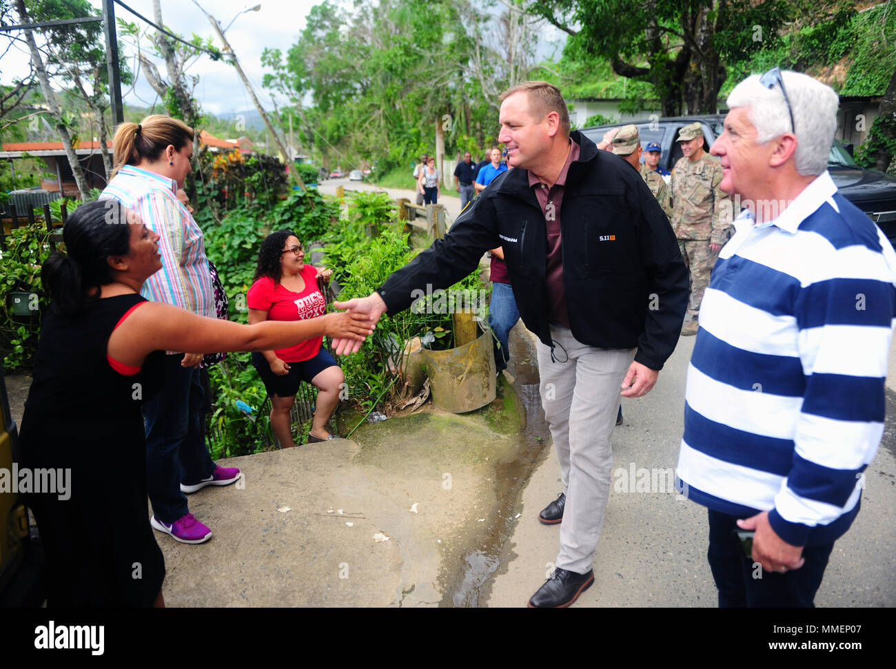 UTUADO, Puerto Rico - Sost. Jeff Denham (R-CA) saluta residenti lungo Puerto Rico vivi del fiume, vicino alla città di Utuado, durante una delegazione del Congresso visita della zona su Ott. 27. La zona ha sofferto gravi danni quando l uragano Maria spazzato attraverso il territorio dell'isola sul Sett. 20. Nella foto sono inoltre presenti sost. Rob Vescovo (R-UT) e residente Commissario Jenniffer González-Colón (R-PR). Foto Stock