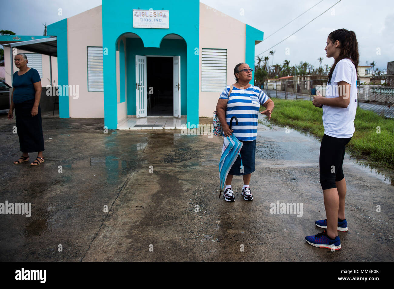 Jennifer Nogueras, un volontario per la mano por Puerto Rico, ascolta Carmen Garcia davanti alla chiesa locale in Humacao, Puerto Rico, 28 ottobre 2017. Una la mano por Puerto Rico, che sta per "a portata di mano per Puerto Rico," è un locale organizzazione non-profit compreso di Puerto Rican di atleti e volontari impegnati a fornire cure mediche, di acqua e di cibo in tempi di crisi. (U.S. Air Force foto di Tech. Sgt. Larry E. Reid Jr.) Foto Stock