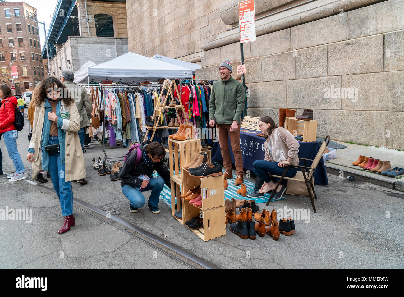 Shoppers sfoglia scarpe su misura dalla calzatura Adelante Co. al Brooklyn Flea nel quartiere di Dumbo di Brooklyn a New York Domenica, 29 aprile 2018. (© Richard B. Levine) Foto Stock