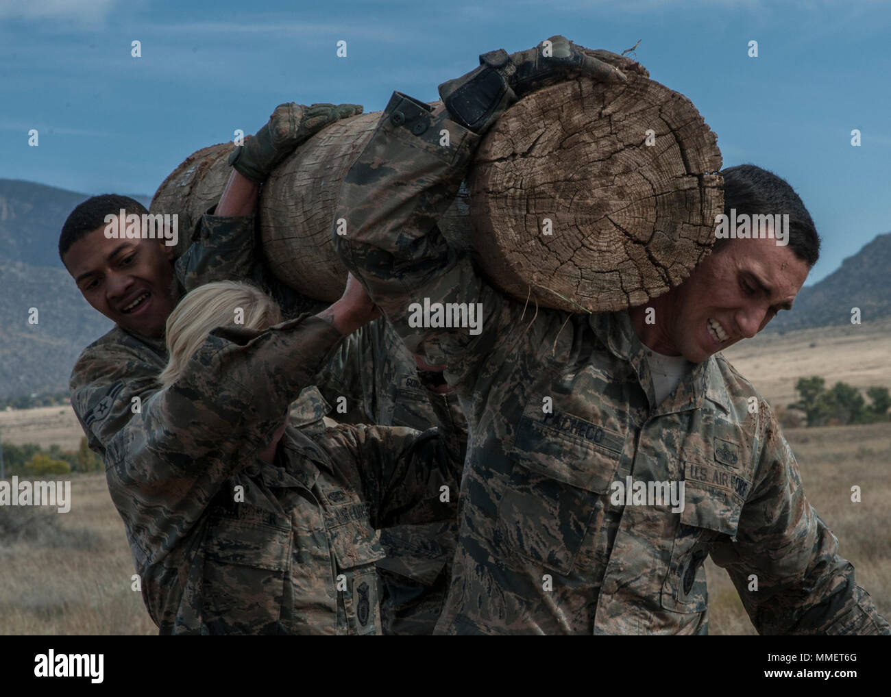 Il personale Sgt. Antonio Pacheco, Airman 1. Classe Carlie Gardner e Senior Airman Damone Shelton, 377 sistemi di armamenti squadrone di sicurezza, portare un log durante la "squadra Punisher" porzione del Manzano sfida a Kirtland Air Force Base, N.M., Ott. 27. È stata la seconda annuale di Manzano sfida. (U.S. Air Force photo by Staff Sgt. J.D. Forte II) Foto Stock