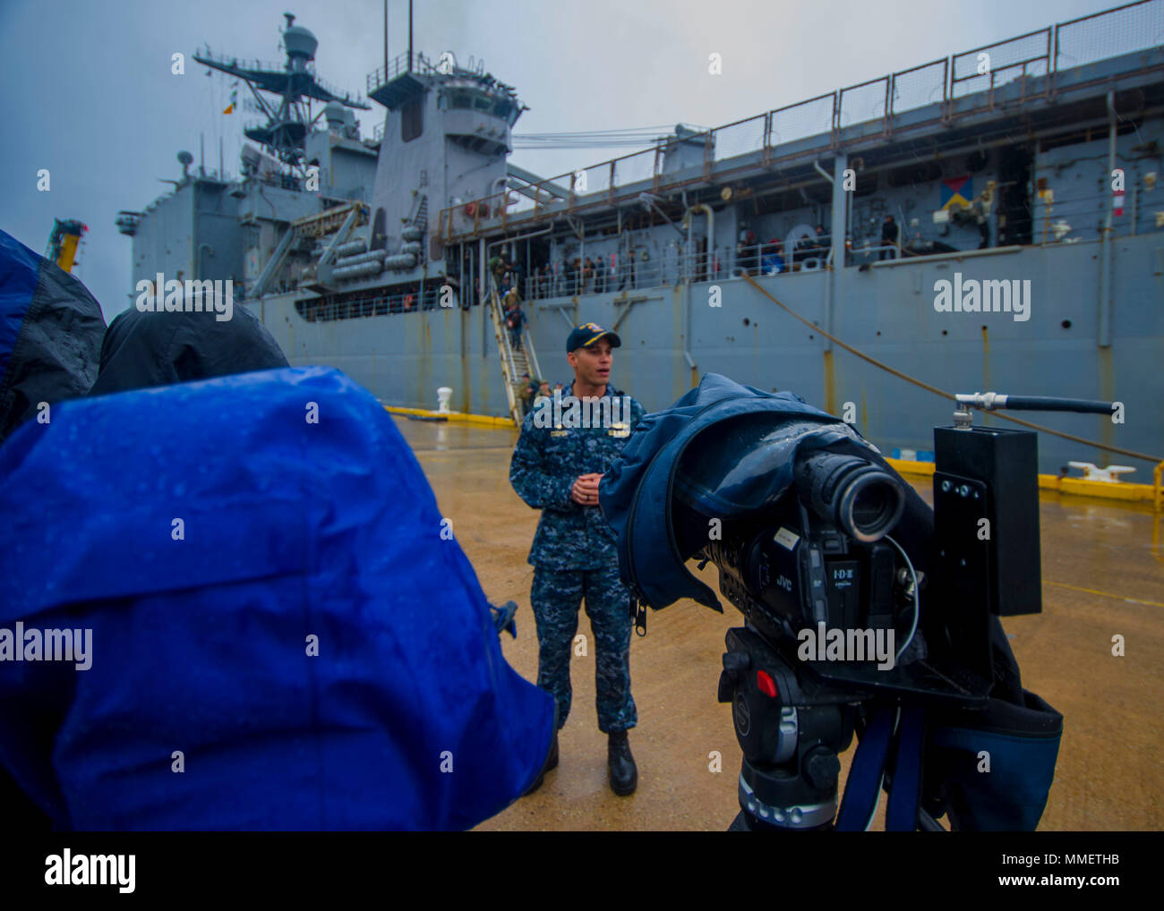 171029-N-XT183-109 NORFOLK (ott. 29, 2017) - Cmdr. Nakia Cooper, comandante, USS Oak Hill (LSD 51), affronta i media.Il dock landing ship USS Oak Hill (LSD 51) che ha restituito alla sua homeport, giunto di base Expeditionary poco Creek-Fort storia, dopo l uragano di supporto i soccorsi in Puerto Rico e Stati Uniti Isole Vergini, Ott 29. La nave partì di Norfolk, 31 agosto per sostenere gli sforzi di rilievo a seguito dell'Uragano Harvey e sono state trasferite a essere in grado di sostenere gli sforzi in dopo gli uragani di Irma e Maria. (U.S. Foto di Marina dalle comunicazioni di massa Specialis Foto Stock