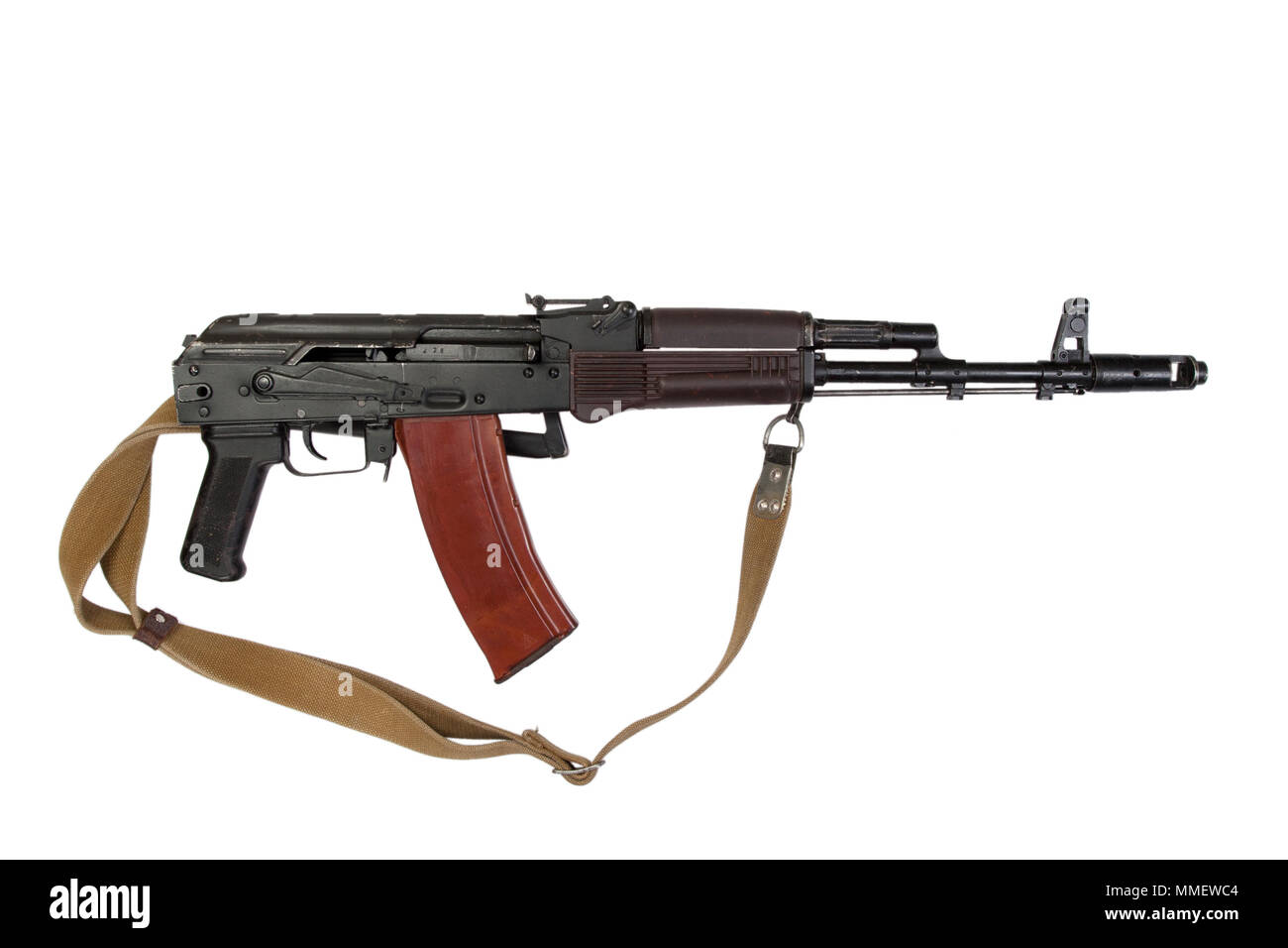 Kalashnikov fucile da assalto aks-74 para isolato su uno sfondo bianco Foto Stock