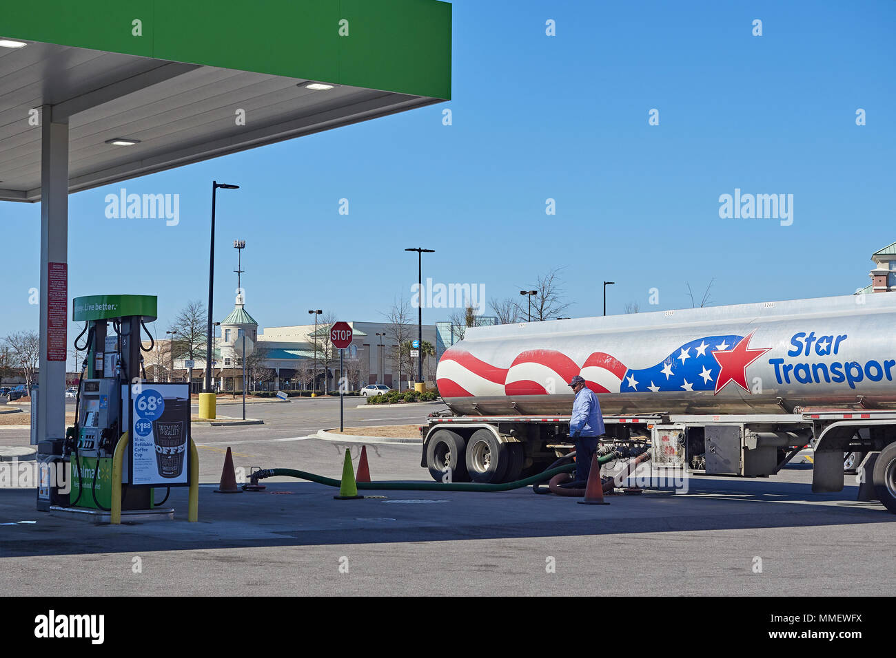 La benzina o il serbatoio benzina carrello alimentazione di carico o scarico carburante presso un punto di vendita al dettaglio gas station a Montgomery in Alabama, Stati Uniti d'America. Foto Stock