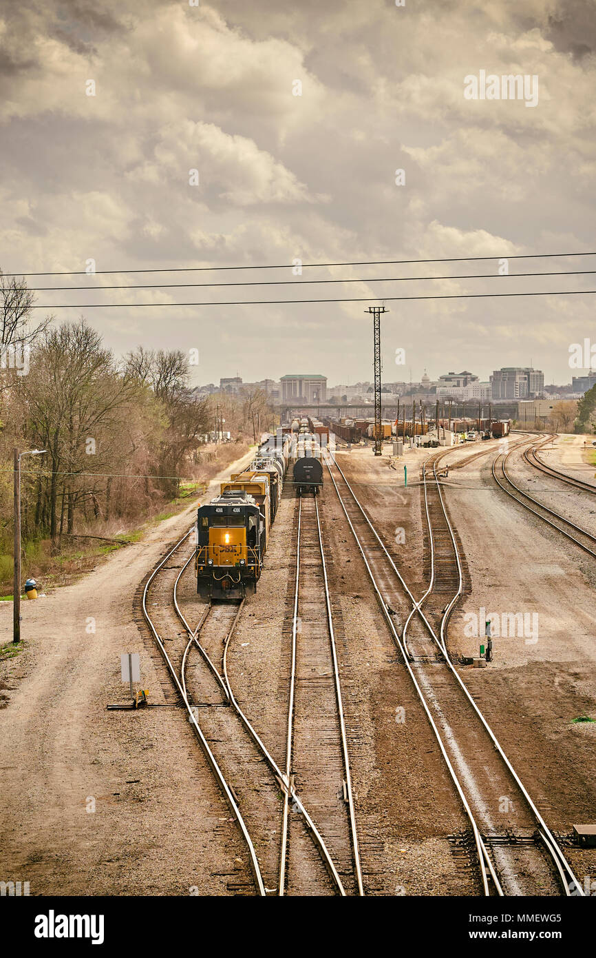 CSX Corporation locomotiva 4086 motore movimentazione merci o vagoni ferroviari nel cantiere di commutazione di CSX Trasporti a Montgomery in Alabama, Stati Uniti d'America. Foto Stock