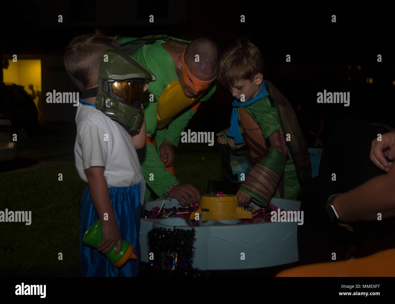 La collezione di caramelle di Halloween presso la Kadena Air base documenta i bambini che selezionano le prelibatezze il 31 ottobre 2017. L'immagine d'archivio registra le attività di scherzo e le pratiche tradizionali di Halloween, compresi i riferimenti alle origini storiche di Jack-o-lanterne. La stampa fotografica storica cattura la celebrazione della comunità nella base militare di Okinawa, in Giappone. Foto Stock