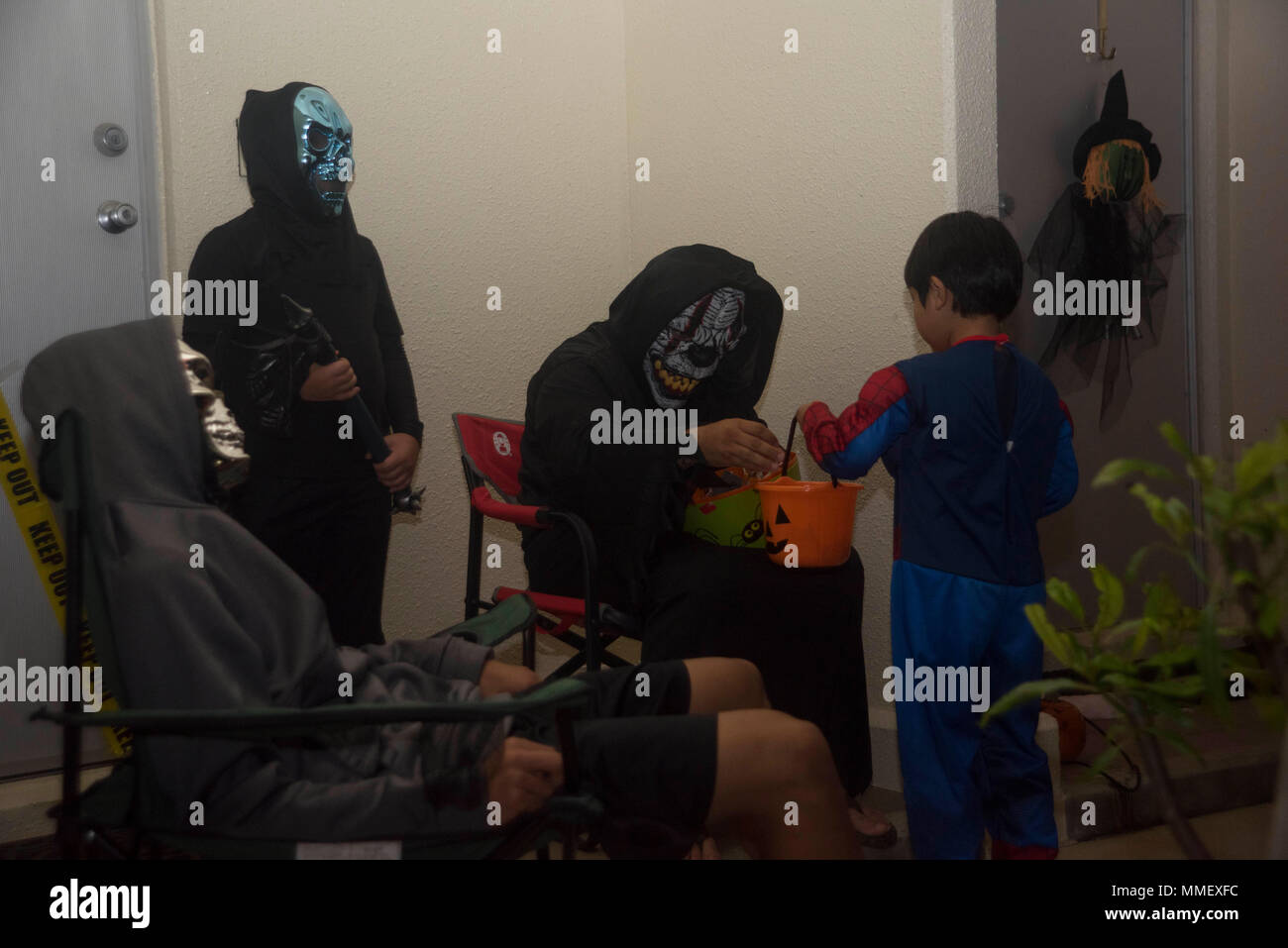 Halloween alla base aerea di Kadena è un evento della comunità che si terrà il 31 ottobre 2017, con bambini che partecipano ad attività di scherzo o scherzo. L'immagine d'archivio documenta le pratiche tradizionali derivanti dalle usanze celtiche, compresi trucchi come balli e canzoni. La stampa fotografica storica registra la partecipazione della famiglia e l'impegno della comunità militare a Okinawa, in Giappone. Foto Stock