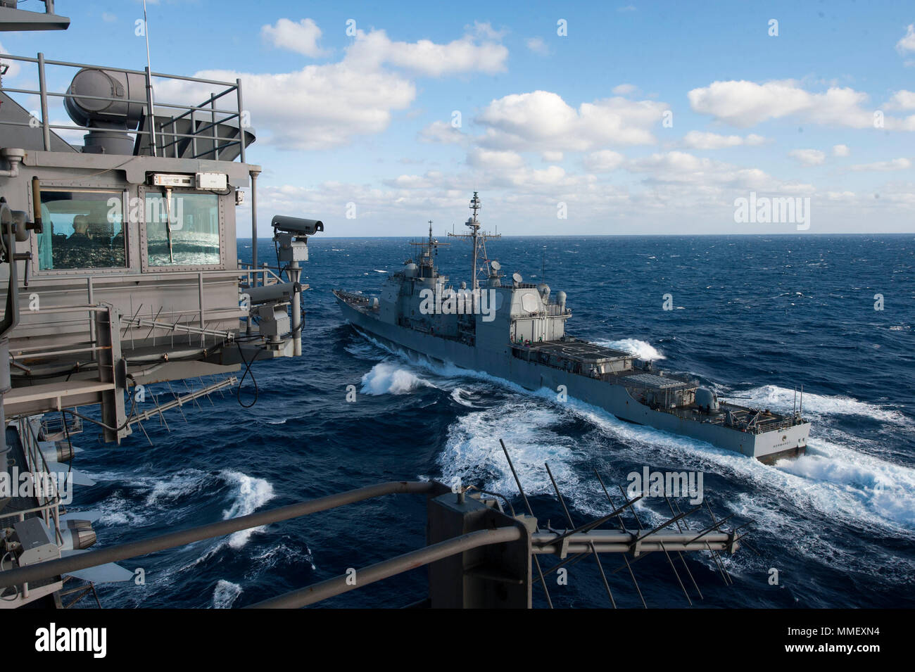 Lo USS Normandy (CG 60) è un incrociatore missilistico guidato classe Ticonderoga, entrato in servizio nel 1989 e equipaggiato con l'Aegis Combat System. L'immagine d'archivio registra l'incrociatore in corso insieme alla USS Harry S. Truman (CVN 75), una portaerei classe Nimitz commissionata nel 1998, nell'Oceano Atlantico il 30 ottobre 2017 durante le operazioni post-certificazione. Foto Stock