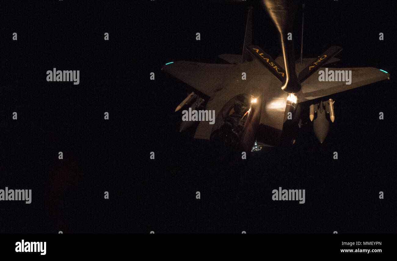 Un U.S. Air Force F-15E Strike Eagle conduce le operazioni di rifornimento con una KC-135 Stratotanker dal 340 Expeditionary Air Refuelling Squadron su Iraq e Siria a sostegno di funzionamento inerenti risolvere, 25 ottobre 2017. F-15E Strike Eagle è in grado di supportare il pieno spettro di missione: superiorità aerea, fighter escort, ricognizione, antenna rifornimento, chiudere il supporto aereo, difesa aerea di soppressione e di scioperi di precisione. (U.S. Air Force Foto di Tech. Sgt Gregorio Brook) Foto Stock