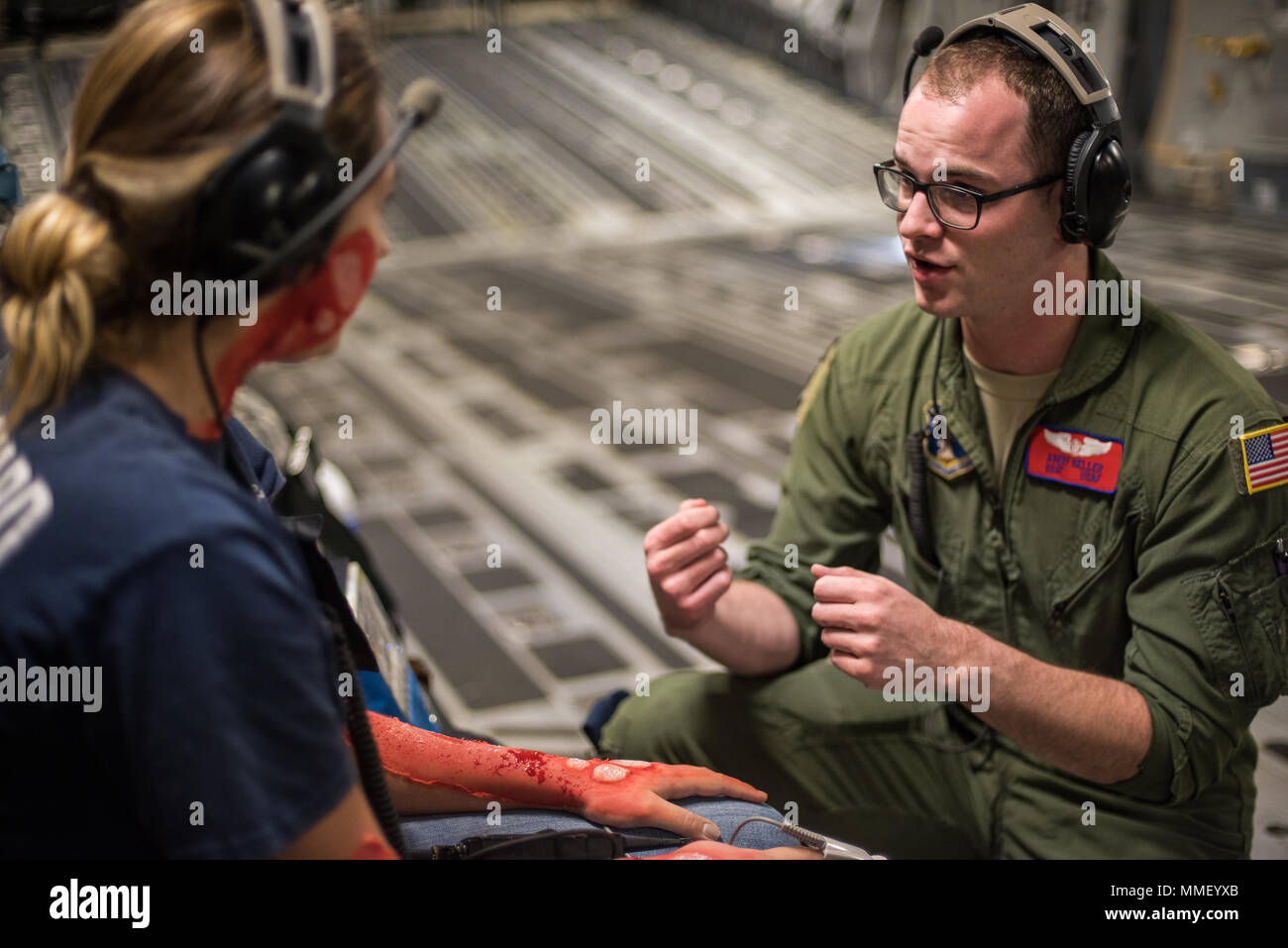 Il C-17 Globemaster III è un aereo da trasporto strategico a quattro motori prodotto dalla Boeing per la United States Air Force. L'immagine d'archivio documenta l'addestramento di evacuazione aeromedica condotto durante l'esercitazione della Guardia vigilante nell'ottobre 2017, che prevede il monitoraggio simulato delle vittime delle ustioni a bordo dell'aeromobile mentre si trova in rotta tra le installazioni della Guardia Nazionale aerea. Foto Stock