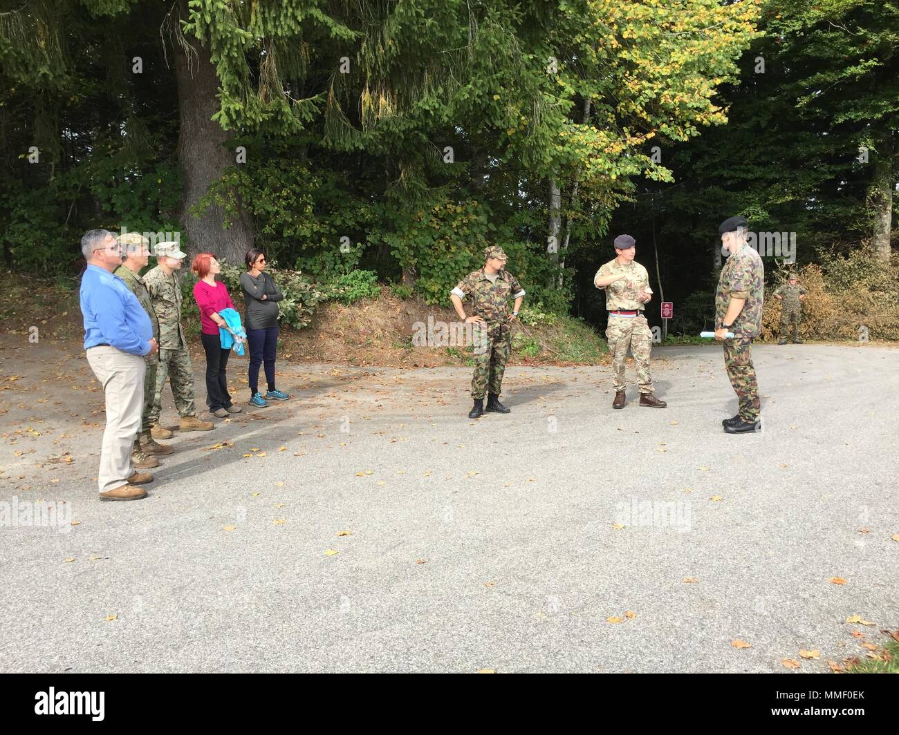 Il corso Swiss Army Ammunition Site Assessment Course è un programma di addestramento multinazionale alla difesa che insegna procedure di ispezione degli ordigni esplosivi e di verifica delle armi in linea con gli accordi internazionali in materia di sicurezza. L'immagine d'archivio registra un briefing in cui i partecipanti hanno spiegato i metodi di verifica utilizzati da un team studentesco multinazionale durante il corso 2017 nei pressi di Thun, in Svizzera. Foto Stock