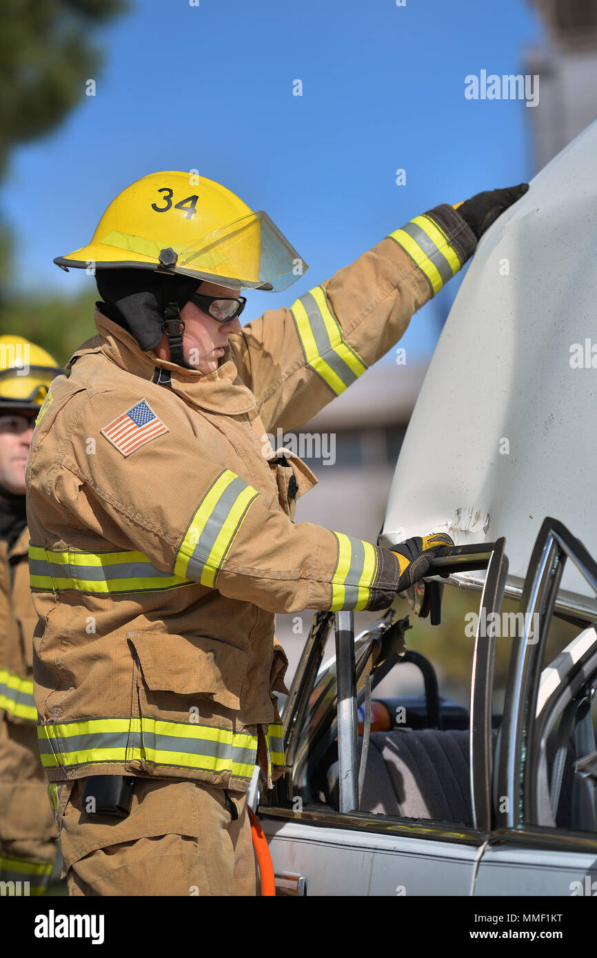 SCHRIEVER AIR FORCE BASE, Colo. -- Fire fighter Daniel Gardner, cinquantesimo ala di Space Fire Department, si ripiega sul tetto di un auto demolite durante un veicolo extration dimostrazione ad elementi di base Mercoledì, 11 settembre 2017 a Schriever Air Force Base in Colorado. La dimostrazione è stata fornita per istruire il personale su come il dipartimento dei vigili del fuoco opera in situazioni di emergenza. (U.S. Air Force foto/Dennis Rogers) Foto Stock