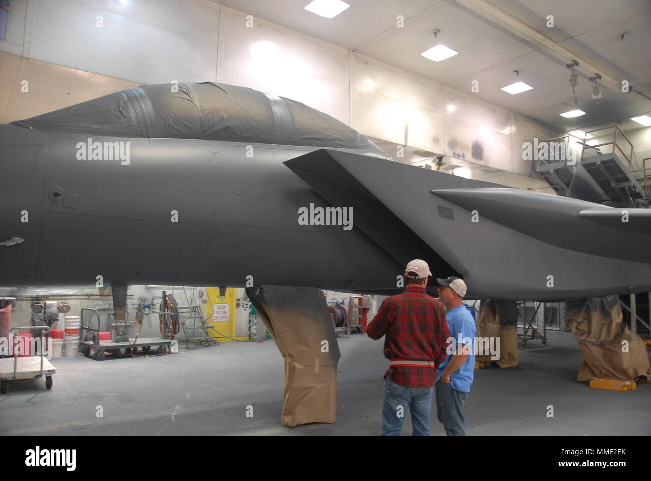 Thomas E. Dokey e Wayne Sadler 651st AMXS aeromobili pittore, discutere le azioni hanno preso su di Aprile 13, quando un incendio si è verificato durante le operazioni di verniciatura su un F-15E di aerei da combattimento simile a quello raffigurato. Dokey e Sadler si sono aggiudicati la Air Force civili Achievement Award per le loro azioni rapida estinzione delle fiamme. (U.S. Air Force foto/JONATHAN BELL/rilasciato) Foto Stock