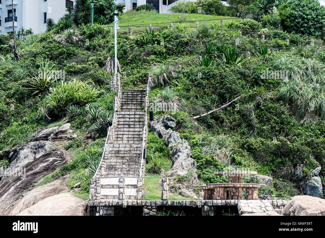 Pietre di roccia scalinata montagna collina vegetazione bench table brasile Foto Stock