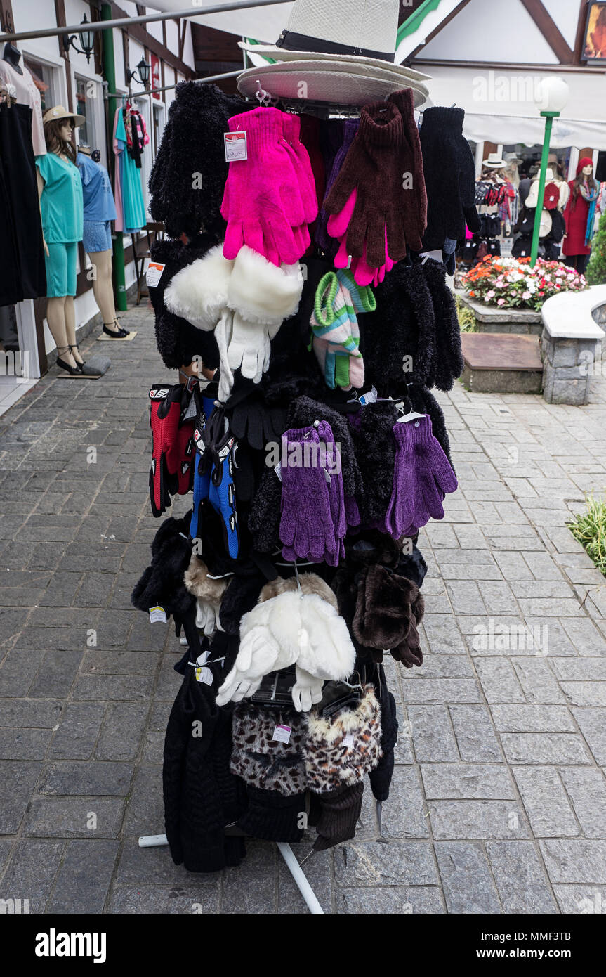 Street negozio abbigliamento guanti winter city Campos do Jordao Brasile Foto Stock