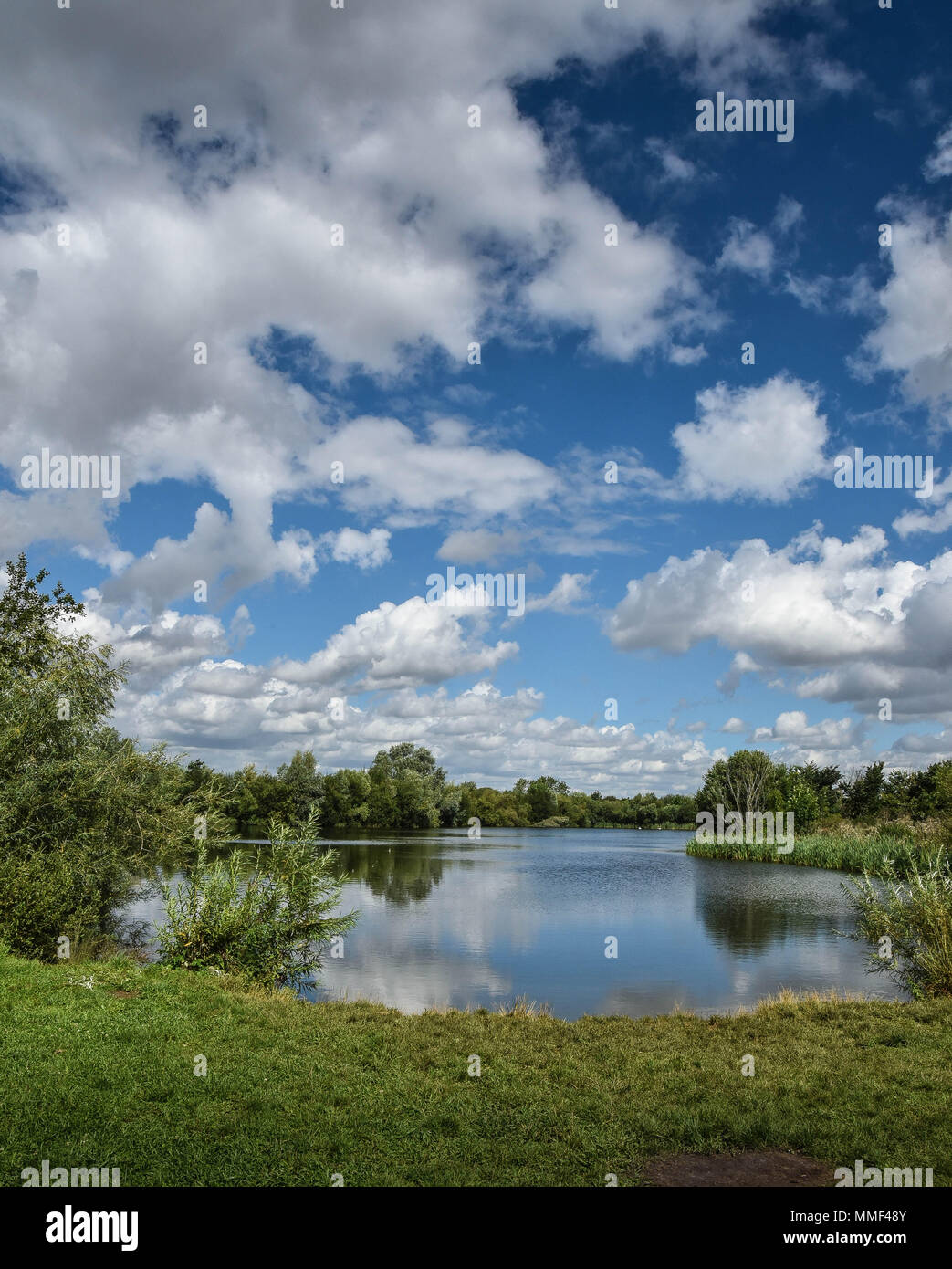 Un lago blu paesaggio Foto Stock