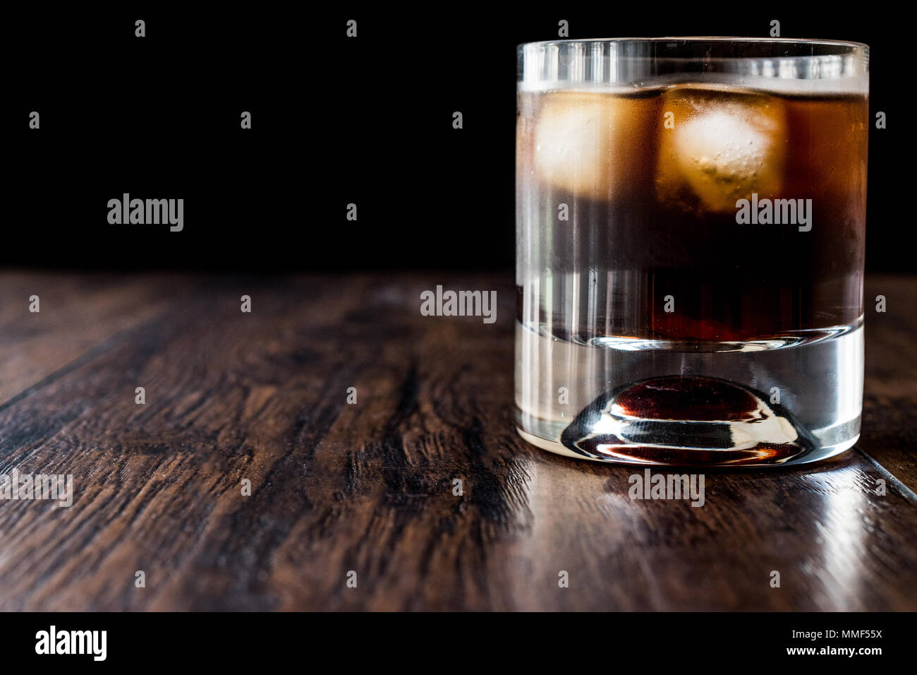 Nero Cocktail russo con la vodka e il liquore al caffè. Concetto di bevanda. Foto Stock