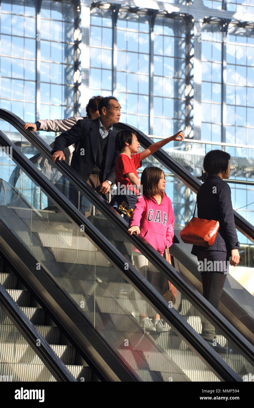 I pendolari e i viaggiatori a visitare St Pancras International Station Foto Stock