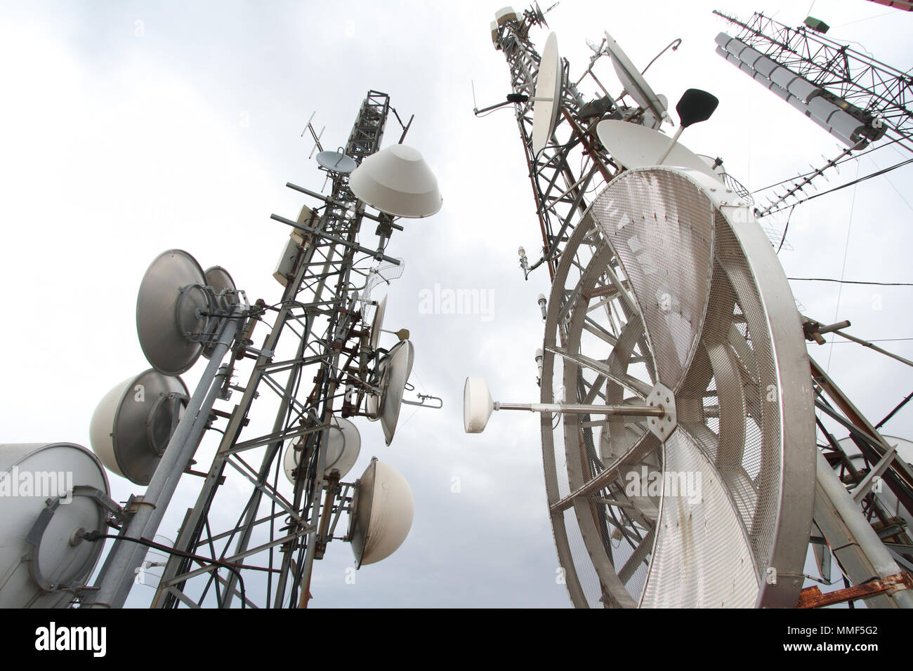 Antenna il ripetitore radio e televisione Foto stock - Alamy