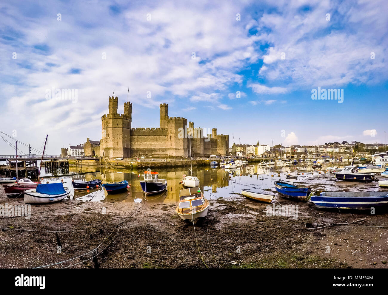 Lo skyline di Caernafon in Galles durante la bassa marea - Regno Unito. Foto Stock