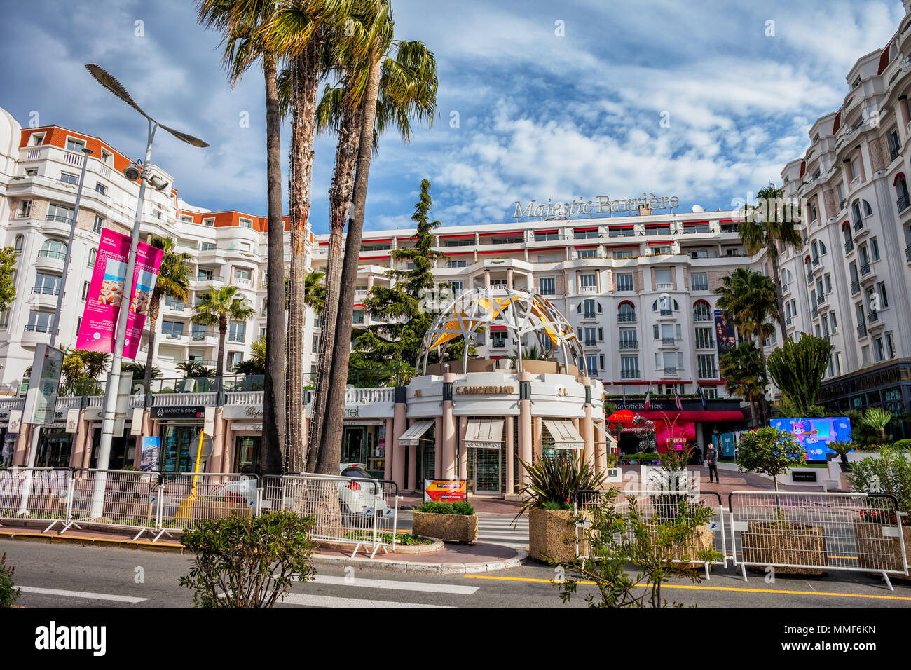 Hotel Barrière Le maestose Cannes in Francia, storico hotel di lusso sul Boulevard de la Croisette Foto Stock