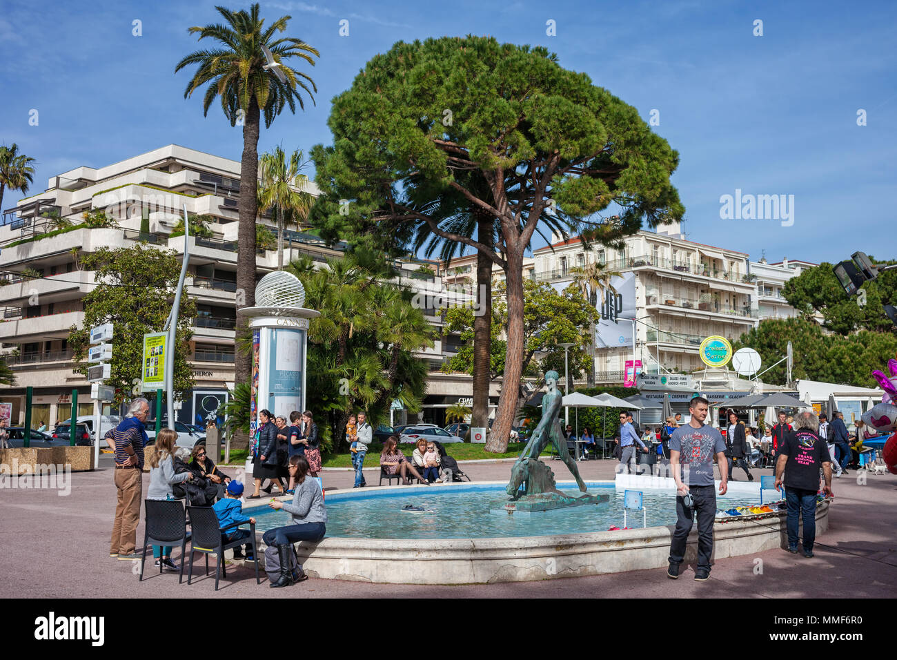 Francia, città di Cannes, le persone in piazza Reynaldo Hahn con fontana sul Boulevard de la Croisette Foto Stock