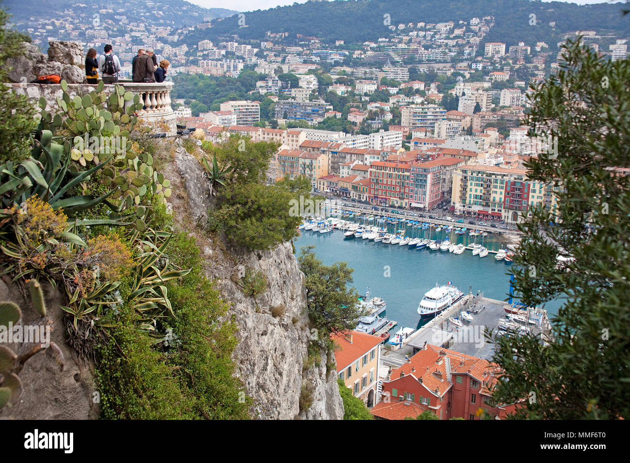 Il turista gode di vista sul porto di Nizza da una piattaforma di osservazione, Côte d'Azur, Alpes-Maritimes, Francia del Sud, Francia, Europa Foto Stock