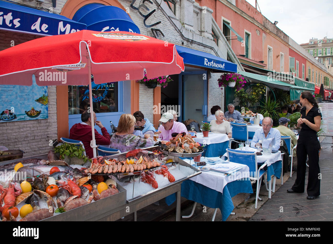 Il ristorante di pesce al posto di Cours Saleya, Nizza Côte d'Azur, Alpes-Maritimes, Francia del Sud, Francia, Europa Foto Stock