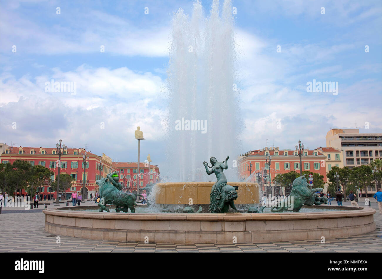 Fontana con sculture presso la storica piazza Place Masséna, Nizza Côte d'Azur, Alpes-Maritimes, Francia del Sud, Francia, Europa Foto Stock