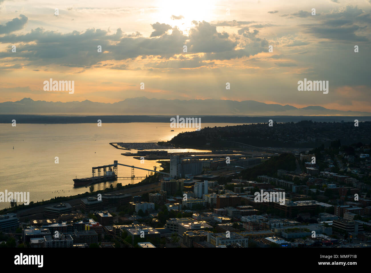 Puget Sound al tramonto, Queen Anne e Magnolia distretti di Seattle, nello Stato di Washington, USA Foto Stock