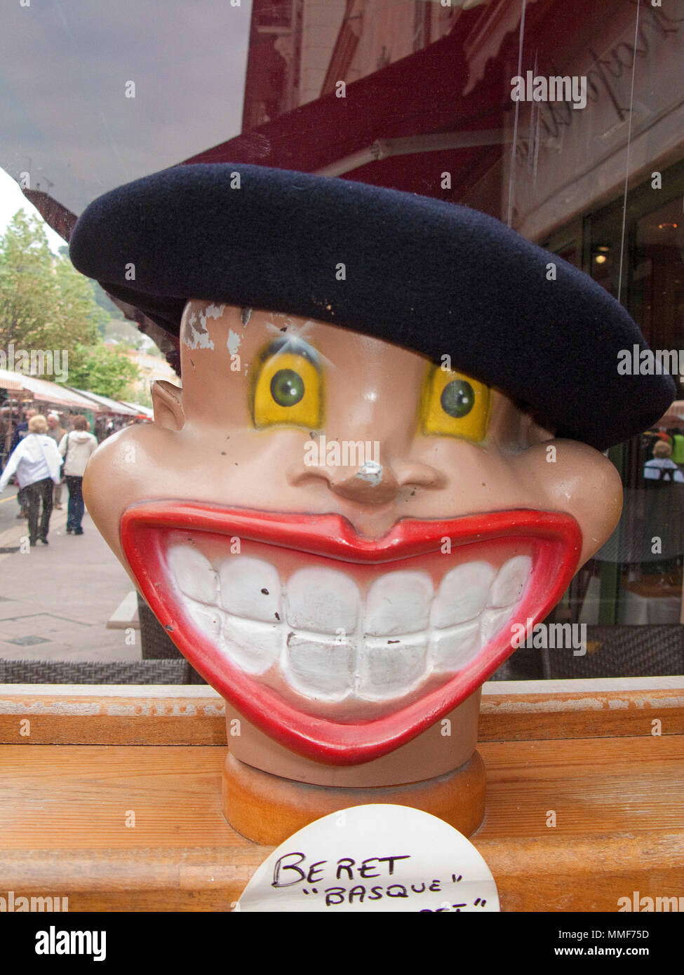 Berretto basco, beret su un fumetto sorridente testa, Cours Saleya, Nizza Côte d'Azur, Alpes-Maritimes, Francia del Sud, Francia, Europa Foto Stock