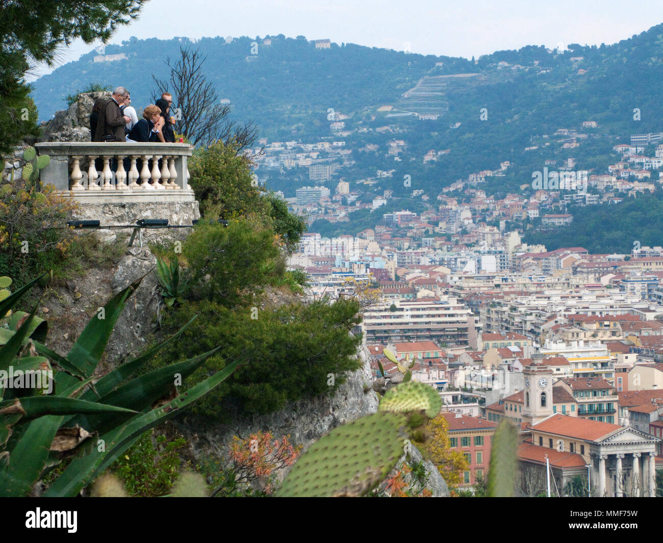 I turisti in cerca di una piattaforma di osservazione per il porto di Nizza, Francia del sud, Alpes-Maritimes, Costa Azzurra, Francia, Europa, Mar Mediterraneo Foto Stock