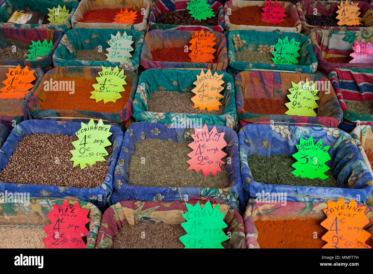 Varie spezie colorate al mercato di luogo Cours Saleya, Nizza Côte d'Azur, Alpes-Maritimes, Francia del Sud, Francia, Europa Foto Stock