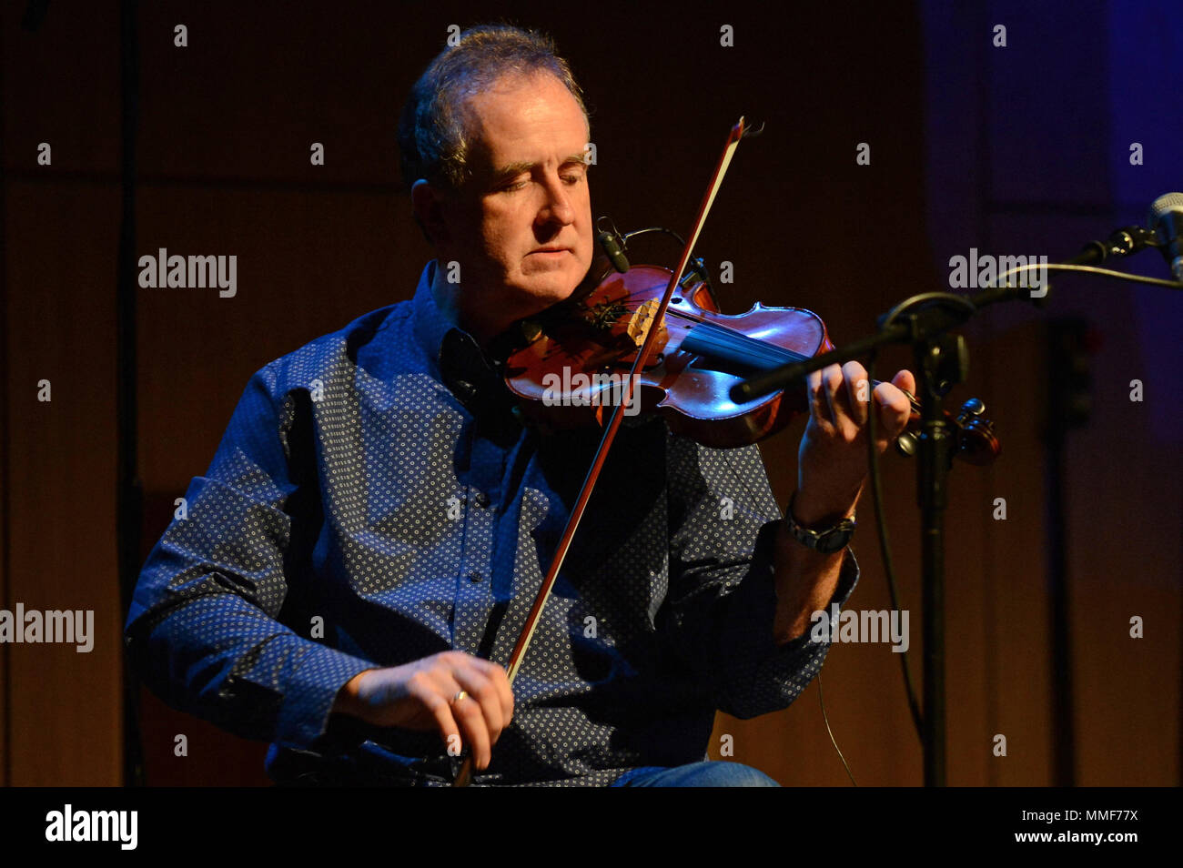 Gordon Gunn fiddle player sul palco a Mareel nelle isole Shetland Foto Stock