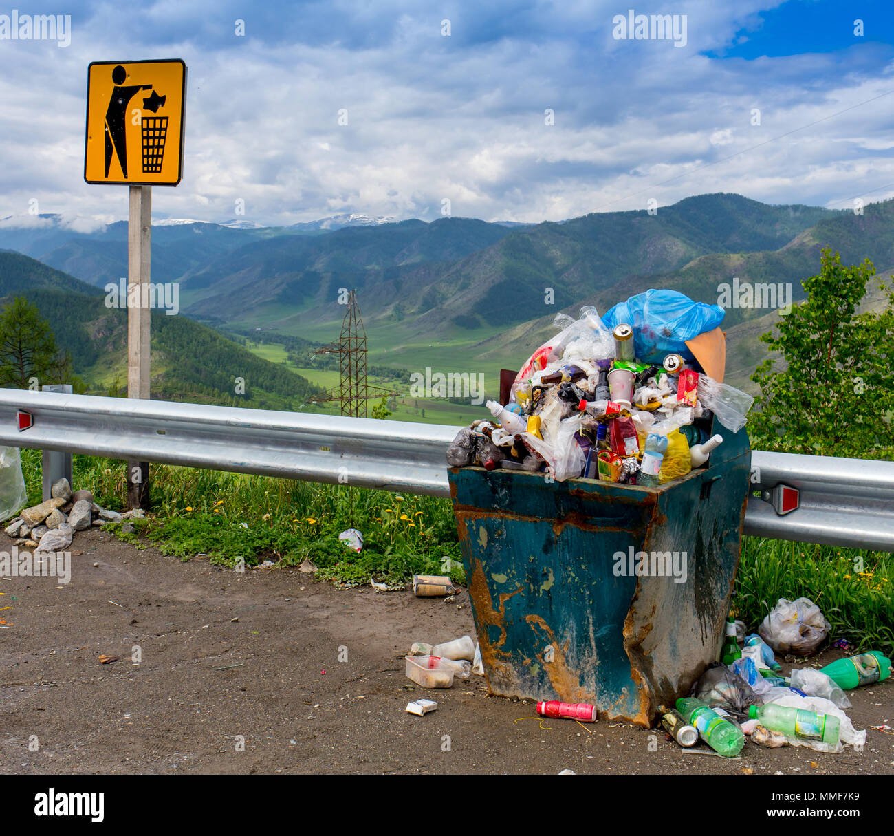I cassonetti pieni di spazzatura in Russia Foto Stock