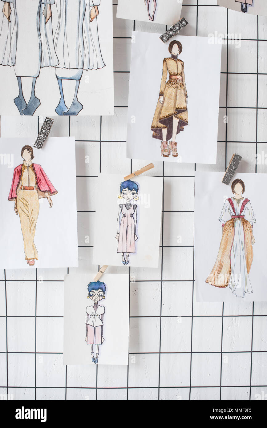 Schizzi di moda abiti appesi bianco sullo sfondo a scacchi Foto Stock