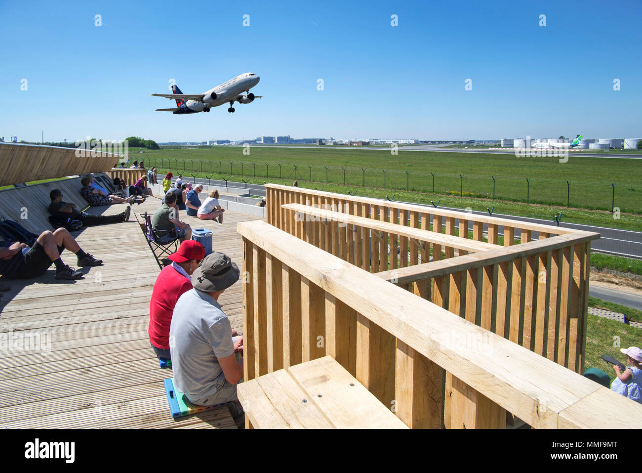 Appassionati di aerei su aeromobili piattaforma di avvistamento guardando aereo da Bruxelles Airlines tenendo fuori dalla pista all'aeroporto di Bruxelles, Zaventem, Belgio Foto Stock